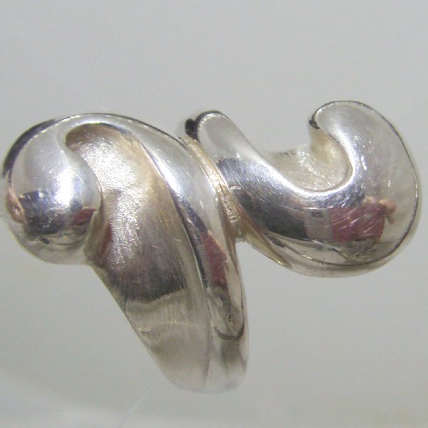 (r1174)Silver ring with an unique design.